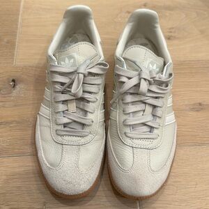Women’s Adidas Sambas OG size 7